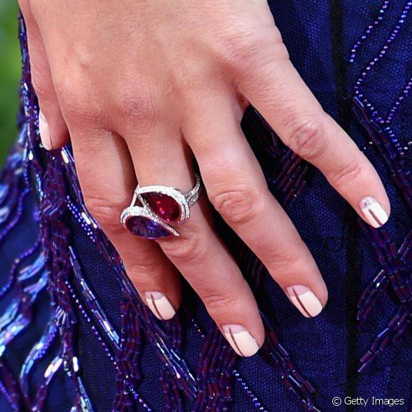Para o Golden Globe de 2015, Maria Menounos escolheu uma nail art minimalista, feita com duas tonalidades de branco e uma risca central metalizada